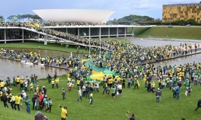 Brésil : des centaines de partisans de Bolsonaro entrent de force au Congrès, Palais et Cour suprême