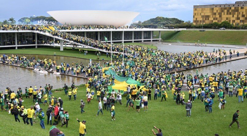 Brésil : des centaines de partisans de Bolsonaro entrent de force au Congrès, Palais et Cour suprême