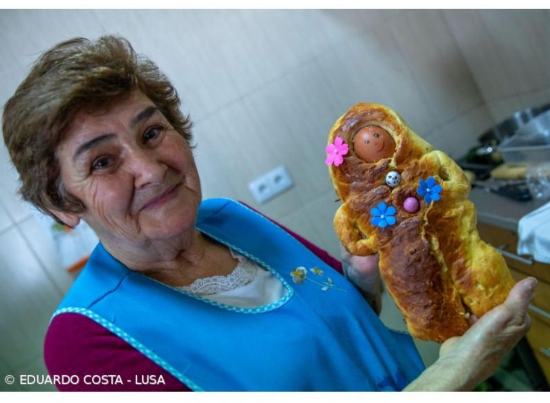Açores : femmes âgées perpétuent la tradition des poupées de pâtes